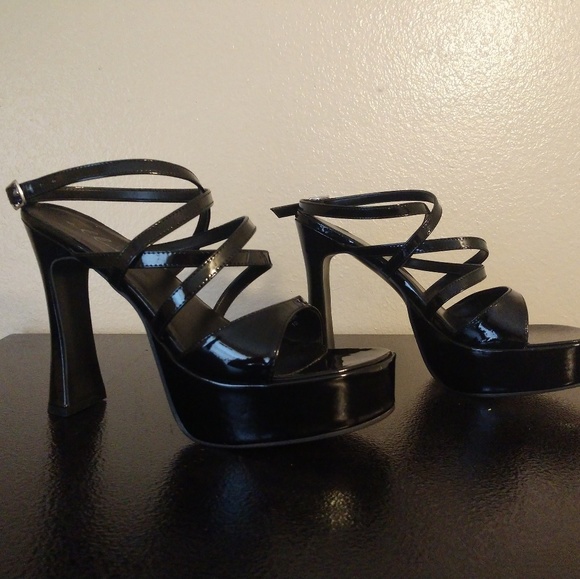 💜🖤ELLE Cute BLK Strappy-Chunk Heels💜🖤 - Picture 3 of 7